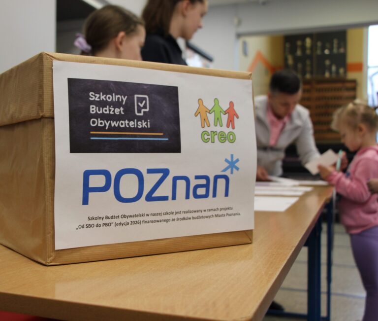 Zdjęcie przedstawia uczniów oddających głosy.